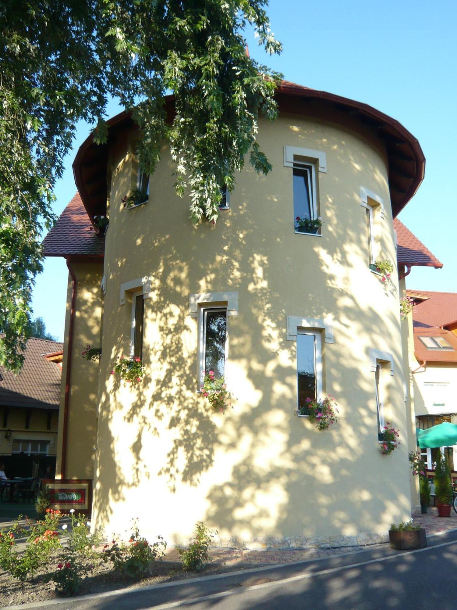Hotel Lukács Superior Kazincbarcika Exterior foto