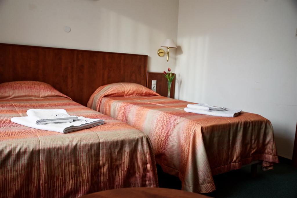 Hotel Lukács Superior Kazincbarcika Quarto foto