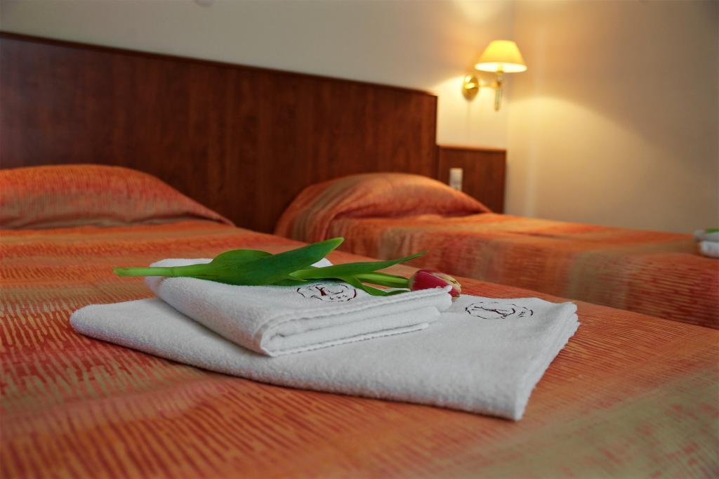 Hotel Lukács Superior Kazincbarcika Quarto foto
