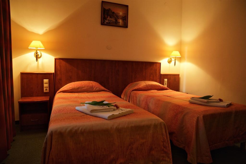 Hotel Lukács Superior Kazincbarcika Quarto foto