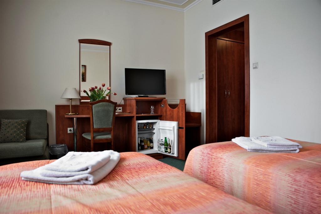 Hotel Lukács Superior Kazincbarcika Quarto foto