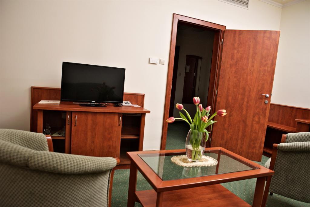 Hotel Lukács Superior Kazincbarcika Quarto foto