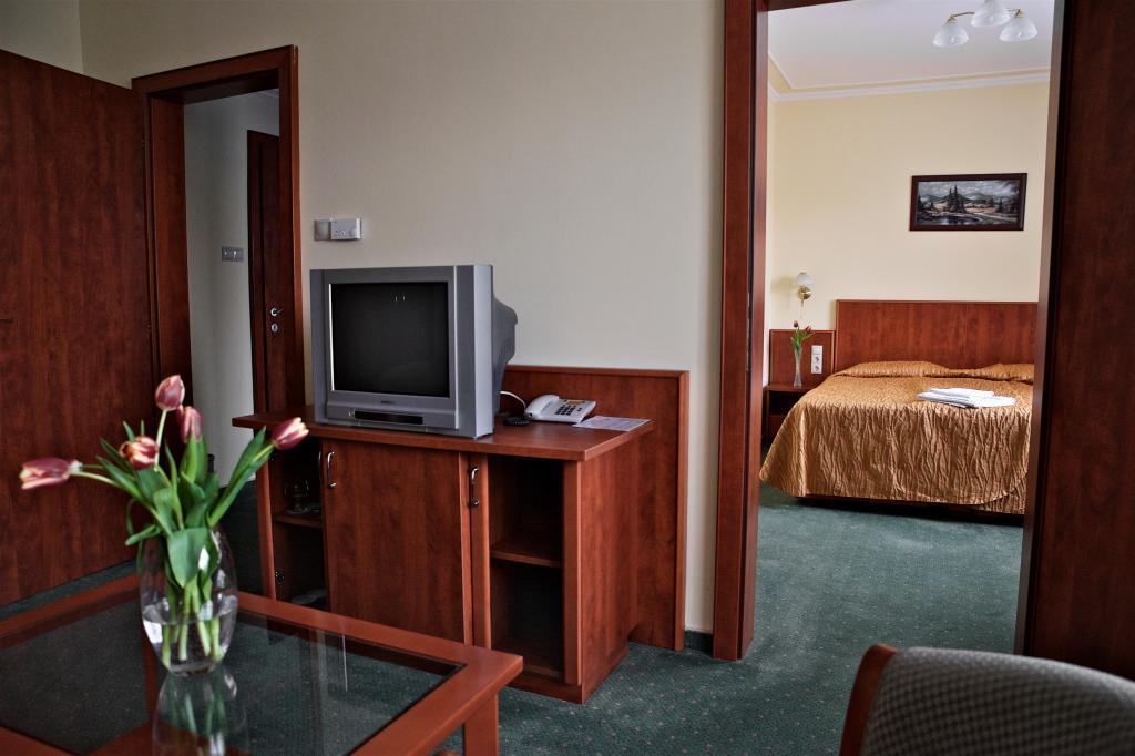 Hotel Lukács Superior Kazincbarcika Quarto foto